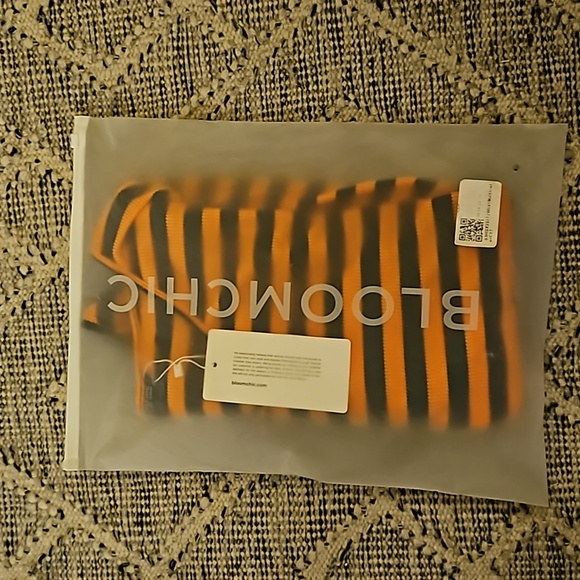 Women's BloomChic V- Neck Top NWT ~ Size 14/16 - Picture 9 of 9